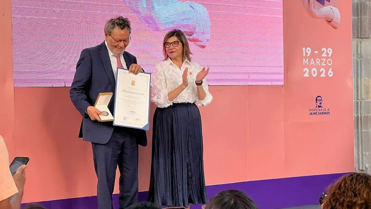 Guanajuato – Élmer Mendoza, recibe el premio Jorge Ibargüengoitia durante la FILUG 68