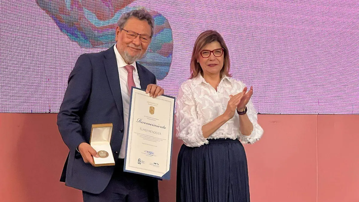 Guanajuato – Élmer Mendoza, recibe el premio Jorge Ibargüengoitia durante la FILUG 68 (1)