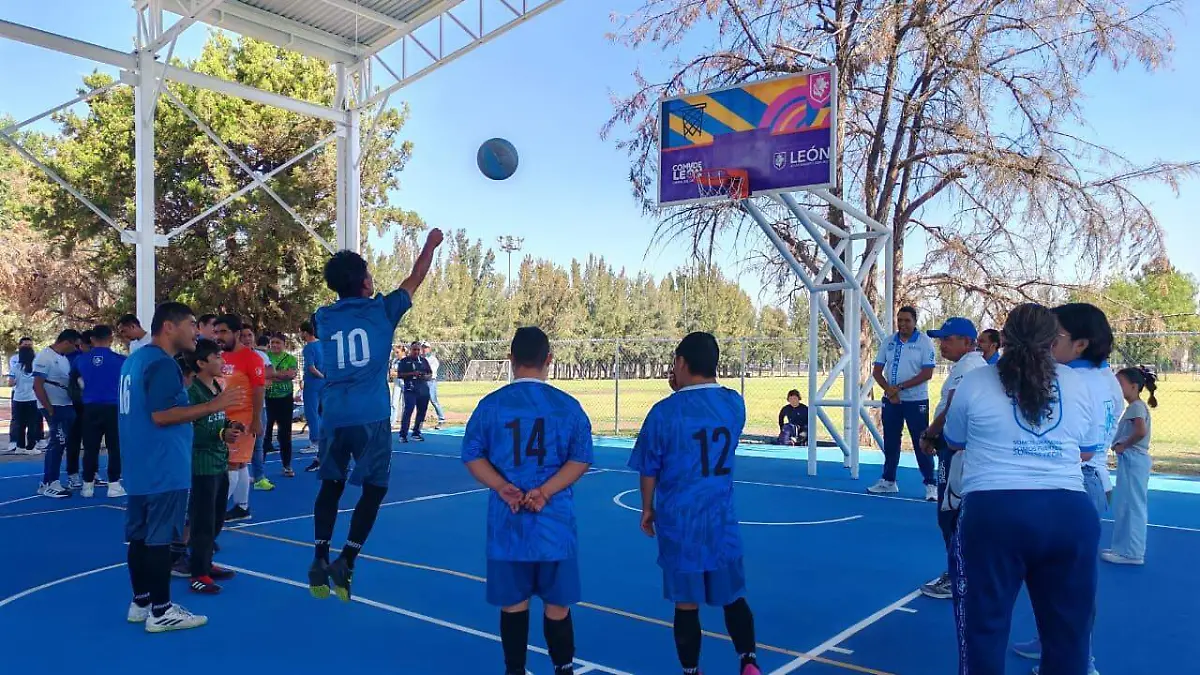 Entregan canchas techadas en la Deportiva del Estado
