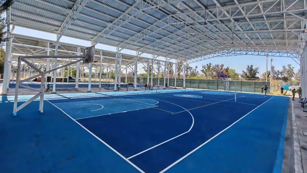 Entregan canchas techadas en la Deportiva del Estado