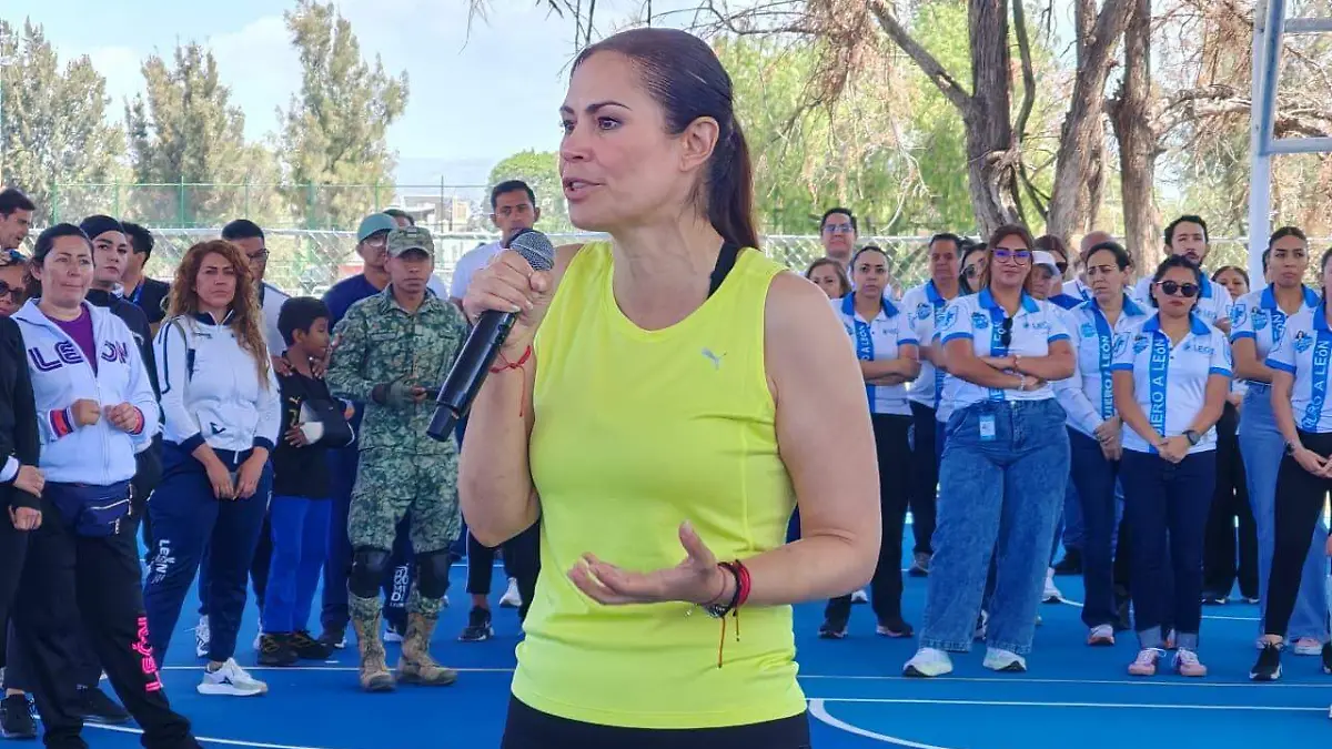 Entregan canchas techadas en la Deportiva del Estado