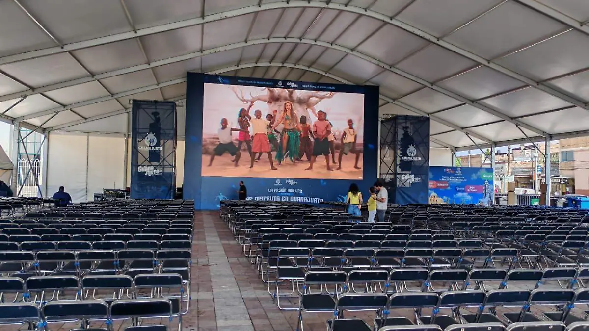 R VAZQUEZ FAN ZONE (4)