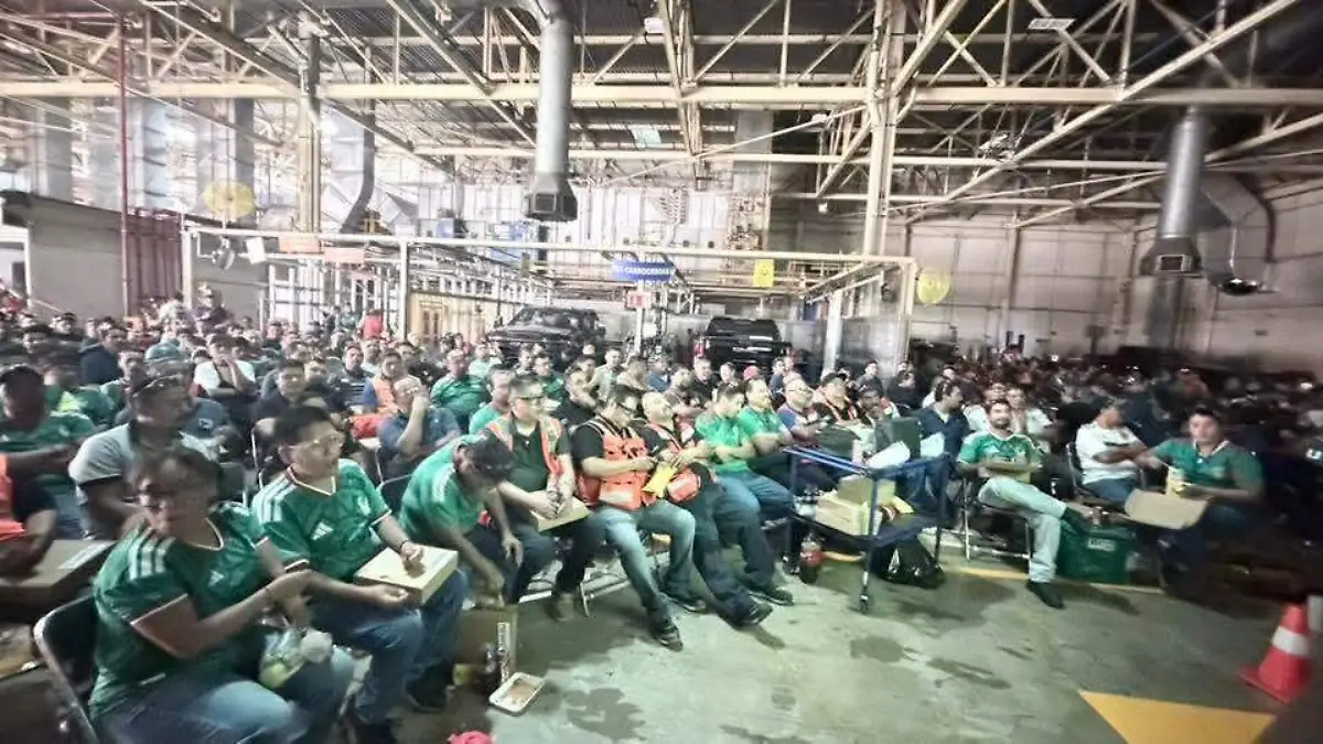Trabajadores de General Motors Silao viven la fiebre del Mundial 2026 y celebran triunfo de México