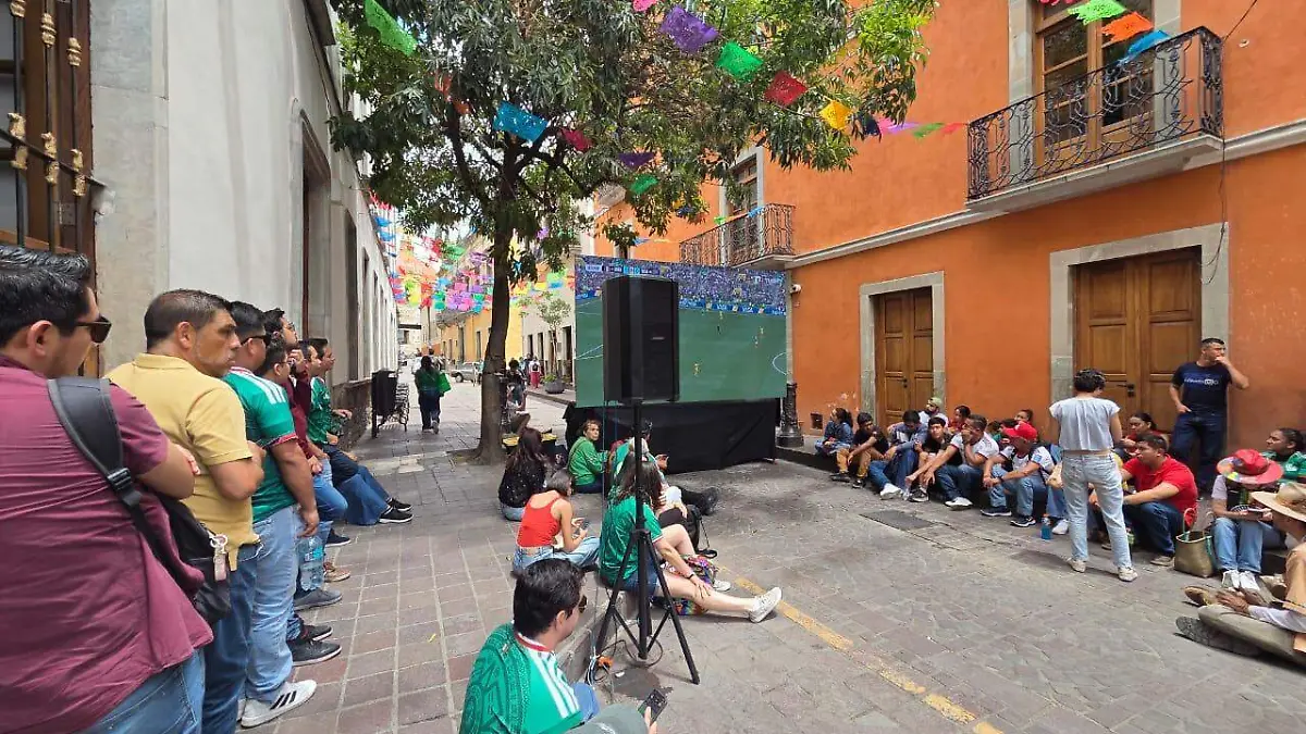 Guanajuato – Ahora hasta pantalla subterránea, Guanajuato capital se alista para partido de México (1)