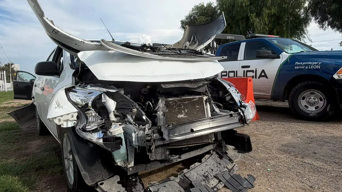 VEHICULO CARAMBOLA NOTICIAS VESPERTINAS