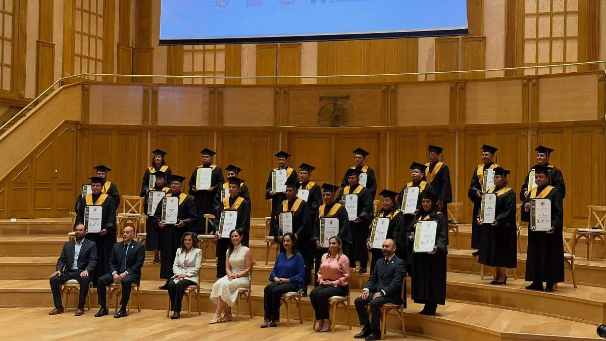 GRADUACIÓN POLICÍAS ABOGADOS- CORTESÍA MUNICIPIO (4)