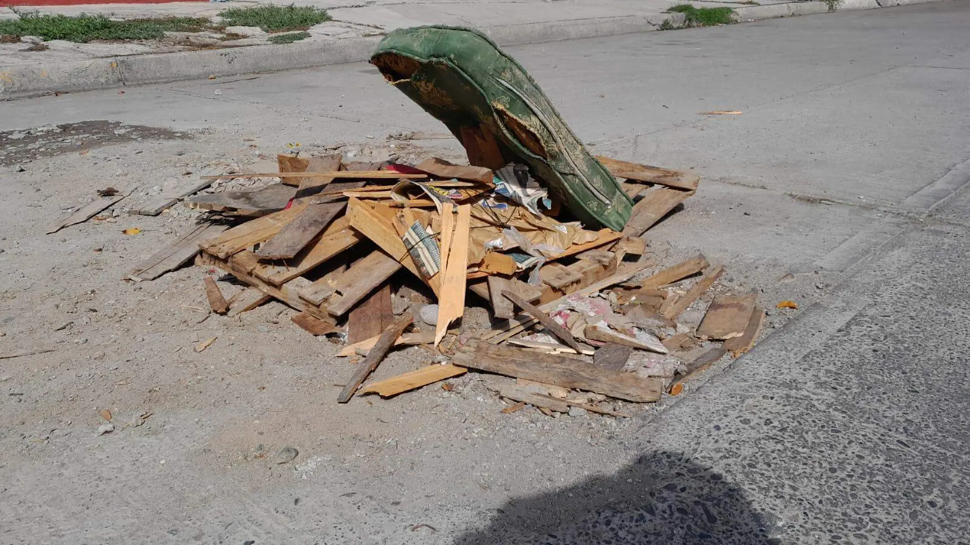 vecinos-demandan-bache-colonia