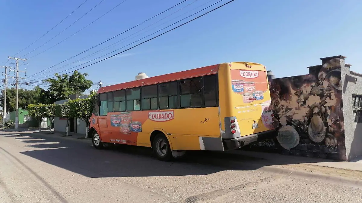 camion-obstaculiza-banqueta