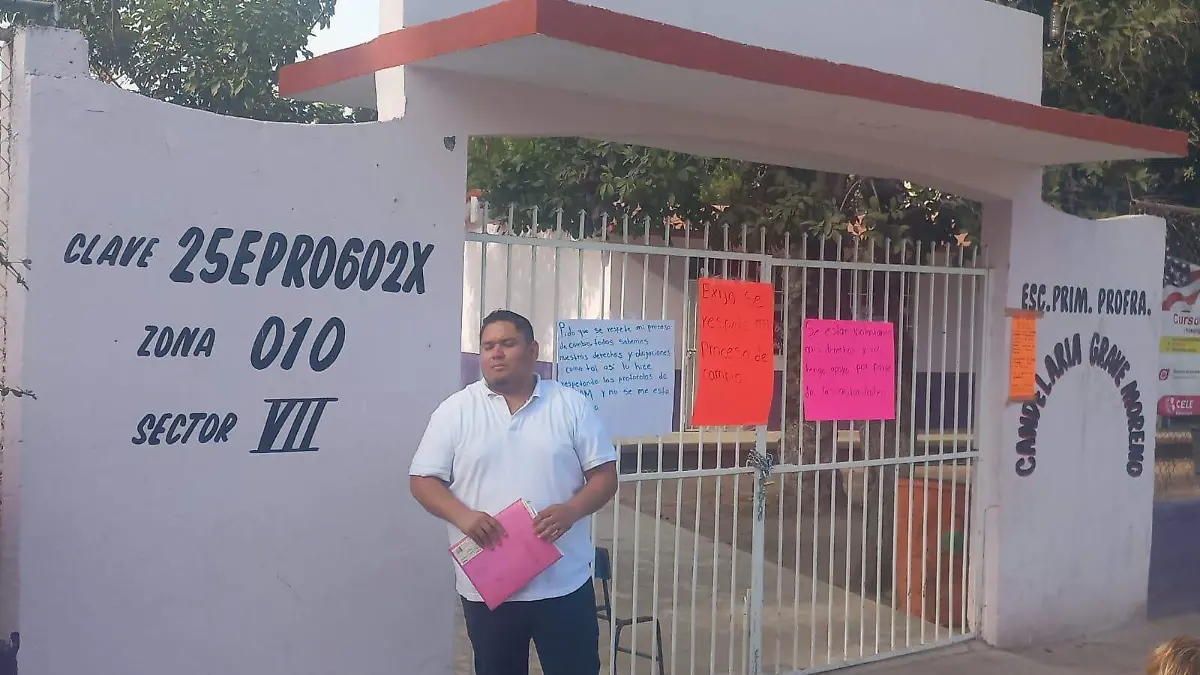 profesor-se-manifiesta-escuela-escuinapa