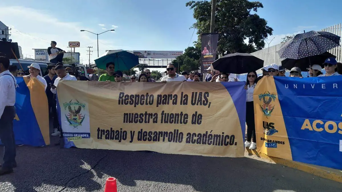 se-manifiesta-la-uas-en-mazatlam