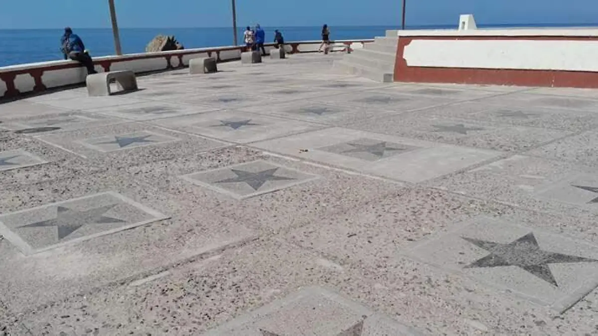 monumento - mujer - maza