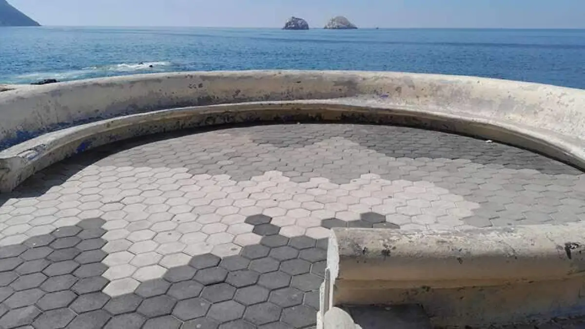 monumento- mujer- deterioro