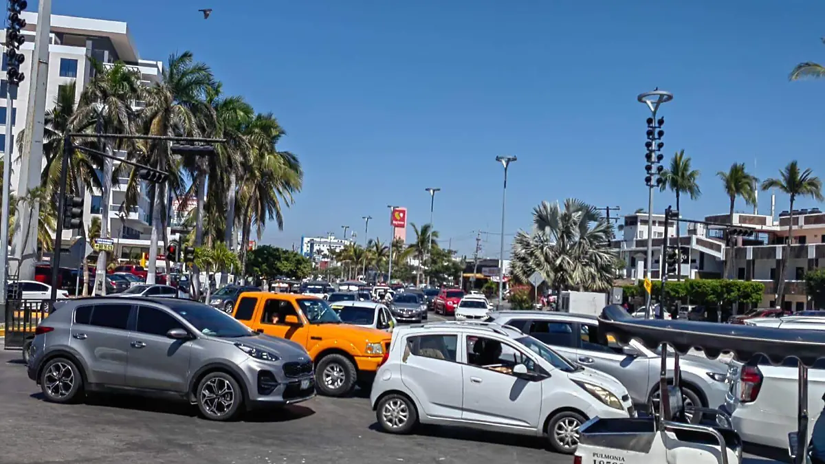 automovilistas-saturan-vialidades-mazatlan