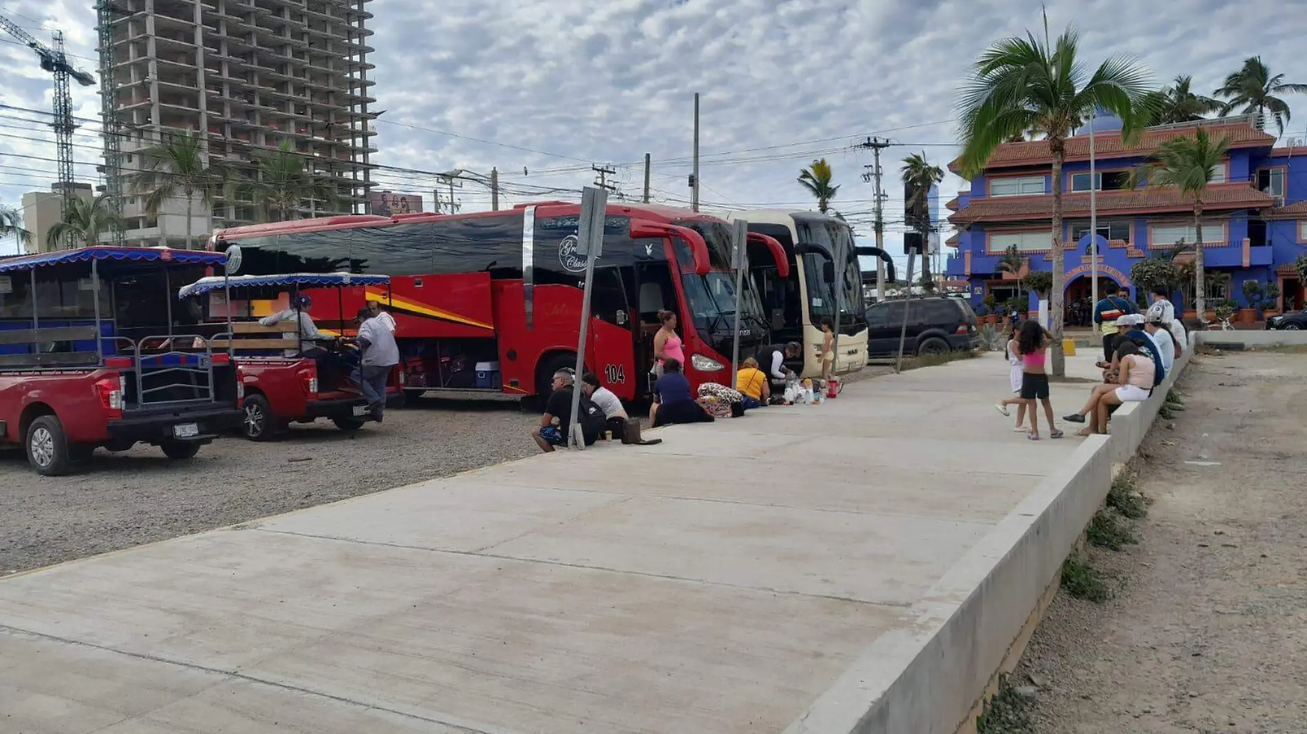 camiones-se-estacionan-costado-feria