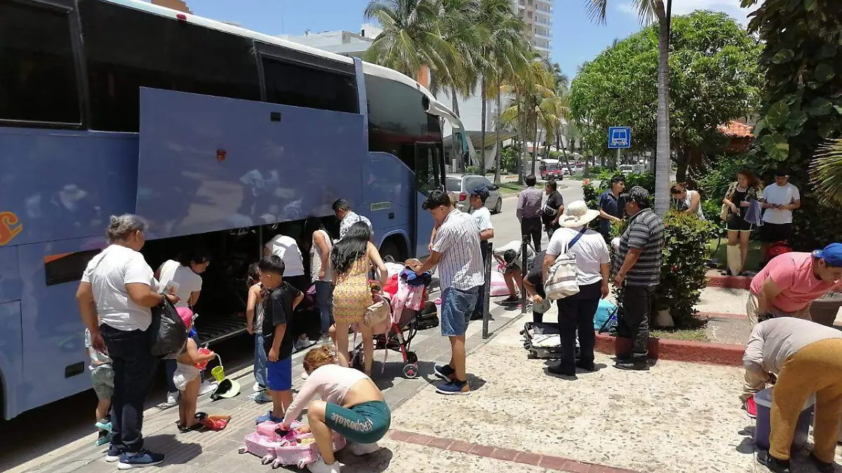 En-medio-del-caos-vial-camiones-charteros-se-apoderan-de-calles-de-Mazatlán 