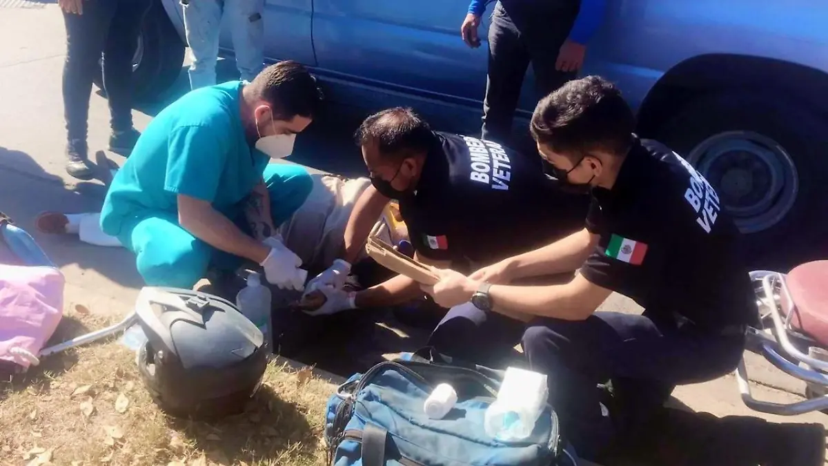 motociclista a adulto mayor