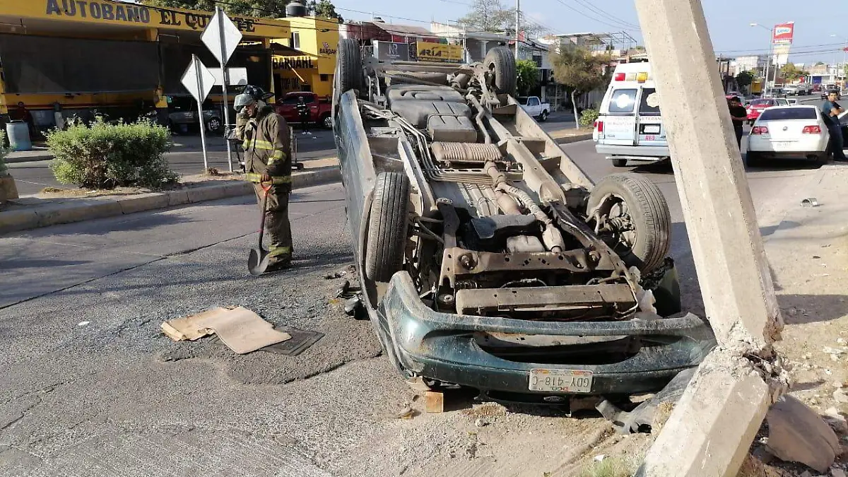 choque-volcadura-impactado-en-poste-cfe