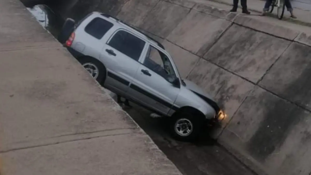 cae-camioneta-en-canal-pluvial-en-mazatlan