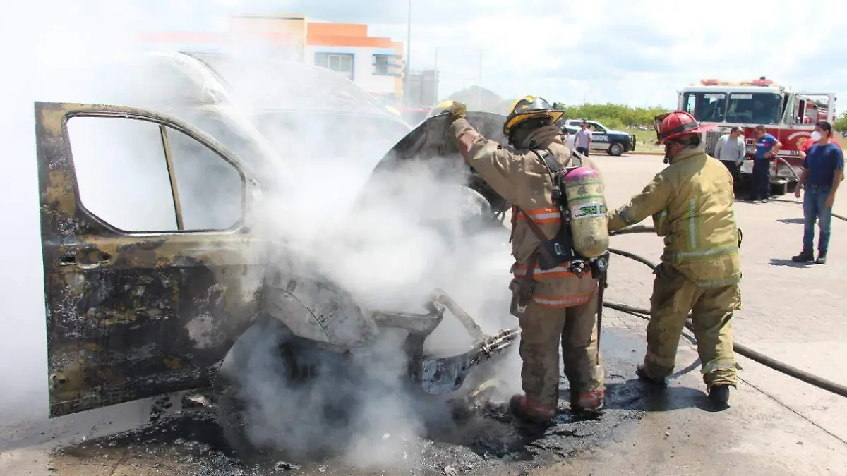 Se incendia camioneta en Mazatlán