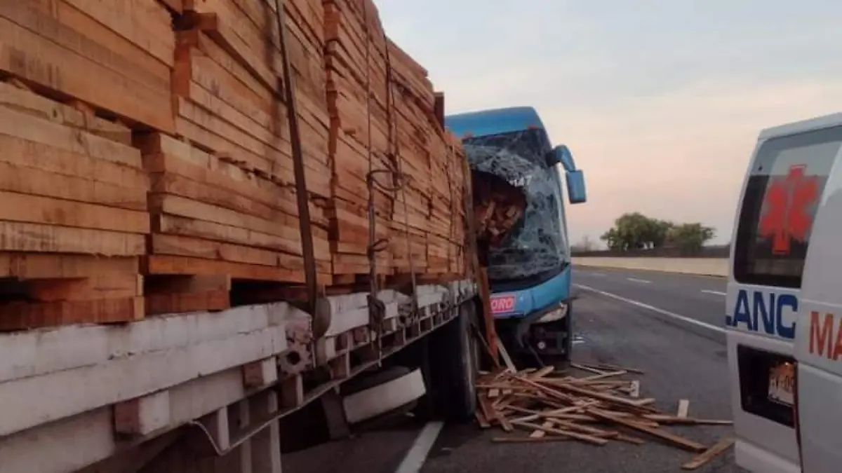 choque-carretera-camion-trailer