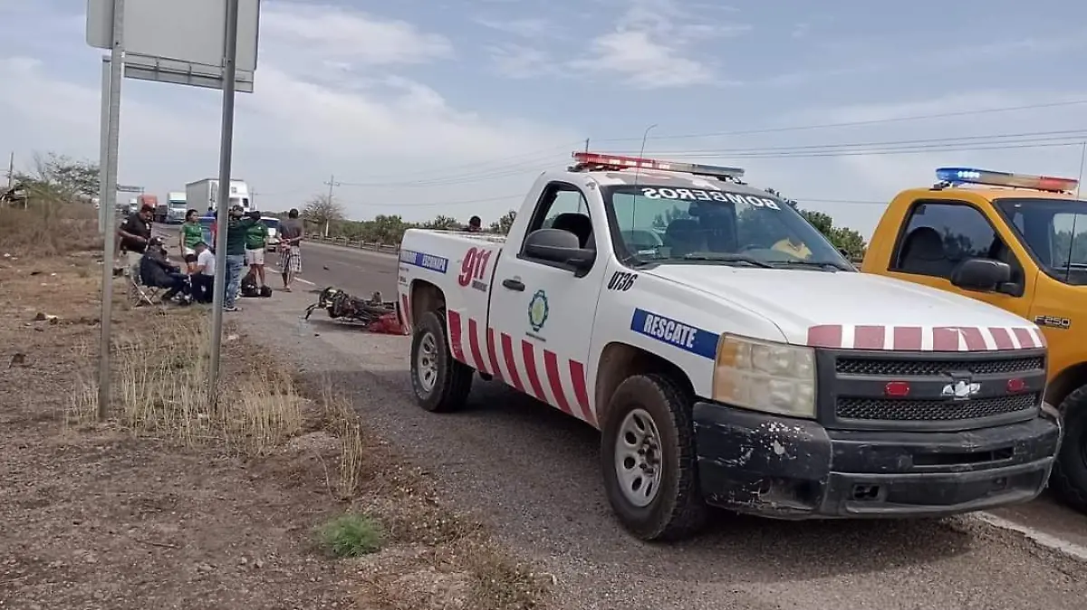 familia-en-moto-sufre-accidente