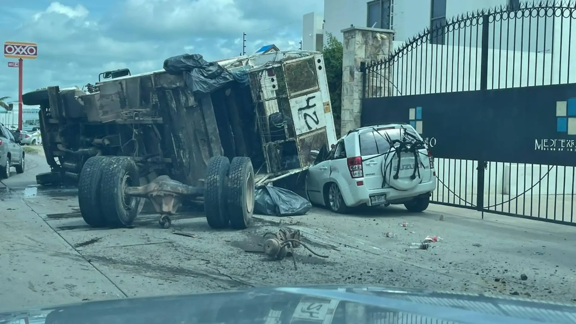 en-mazatlan-camion-recolector-de-basura-cae-encima-de-camioneta