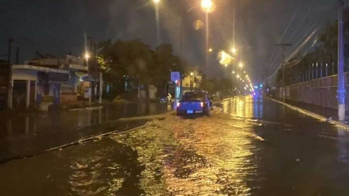 lluvias-en-mazatlan-dejan-calles-inundadas-y-vehiculos-varados