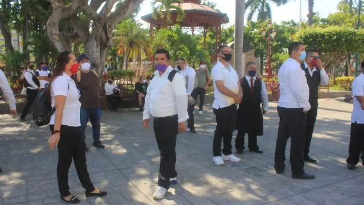 MESEROS