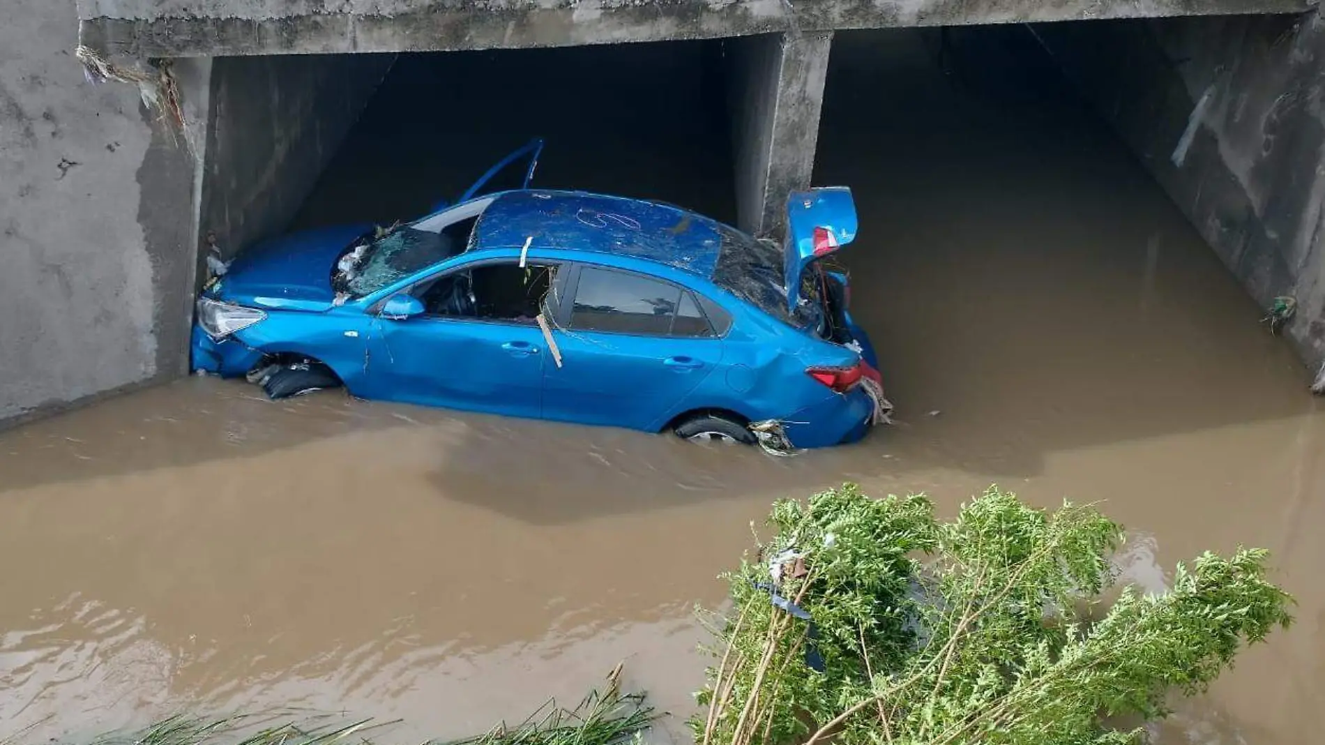 encuentran-automovil-en-el-fondo-del-canal-pluvial-en-la-avenida-santa-rosa