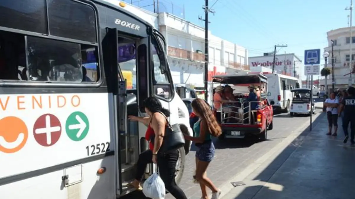 El crecimiento de la mancha urbana, la sobrepoblación y el aumento del aforo vehicular, han afectado el servicio de transporte urbano.
