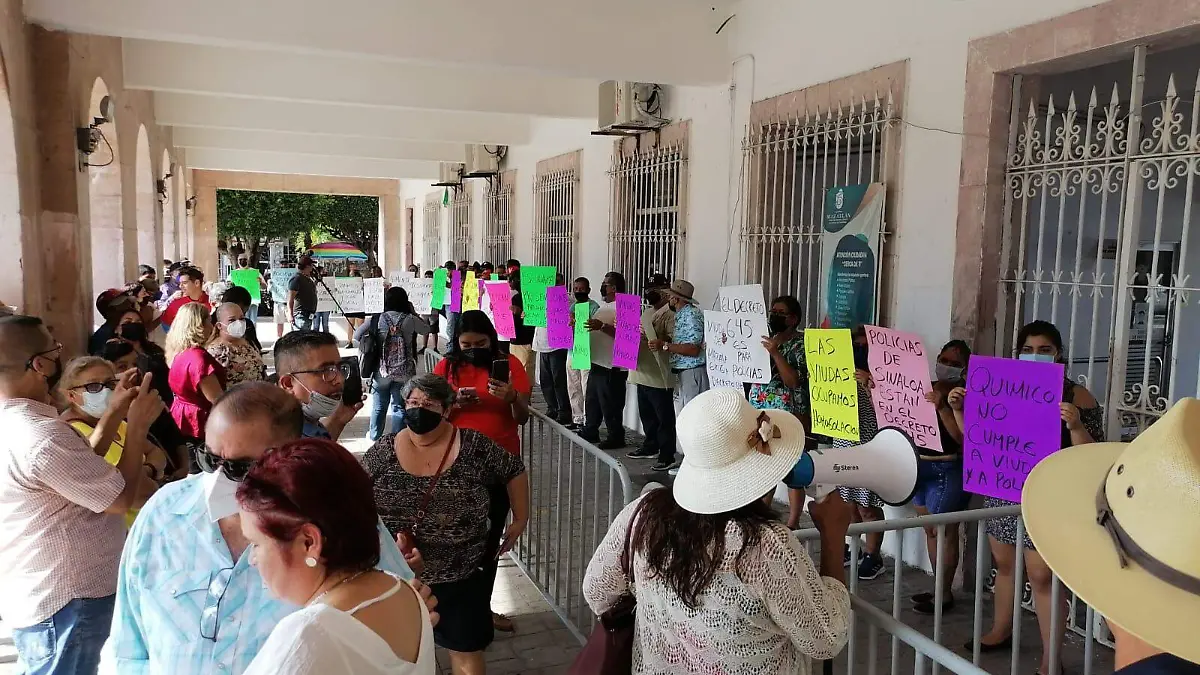 viudas-y-policias-jubilados-de-mazatlan-bloquean-calles-y-protestan-en-el-palacio-nacional