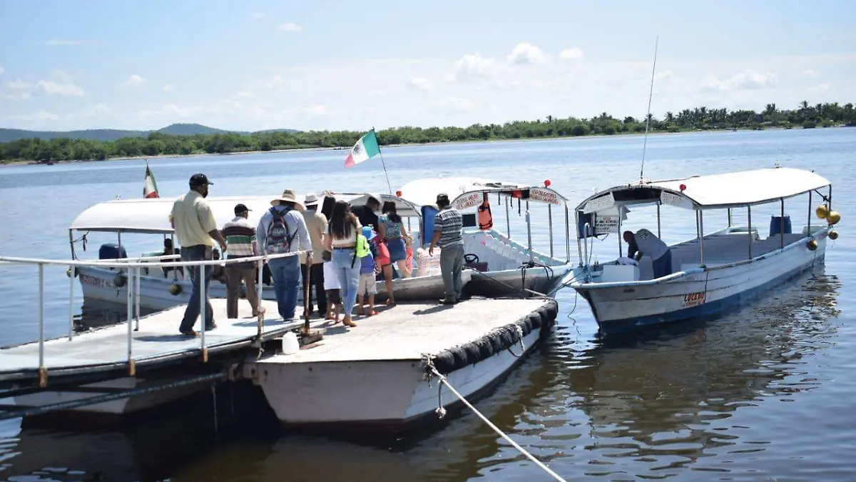 embarcación turistas