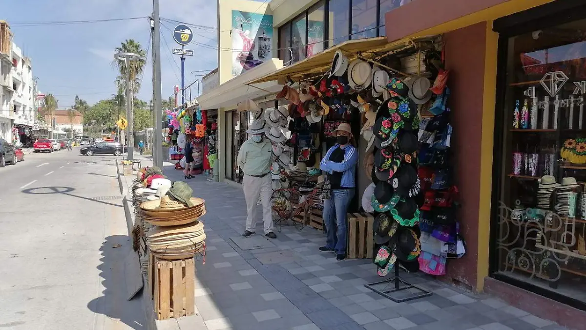 turistas-visitan-playas-de-mazatlan