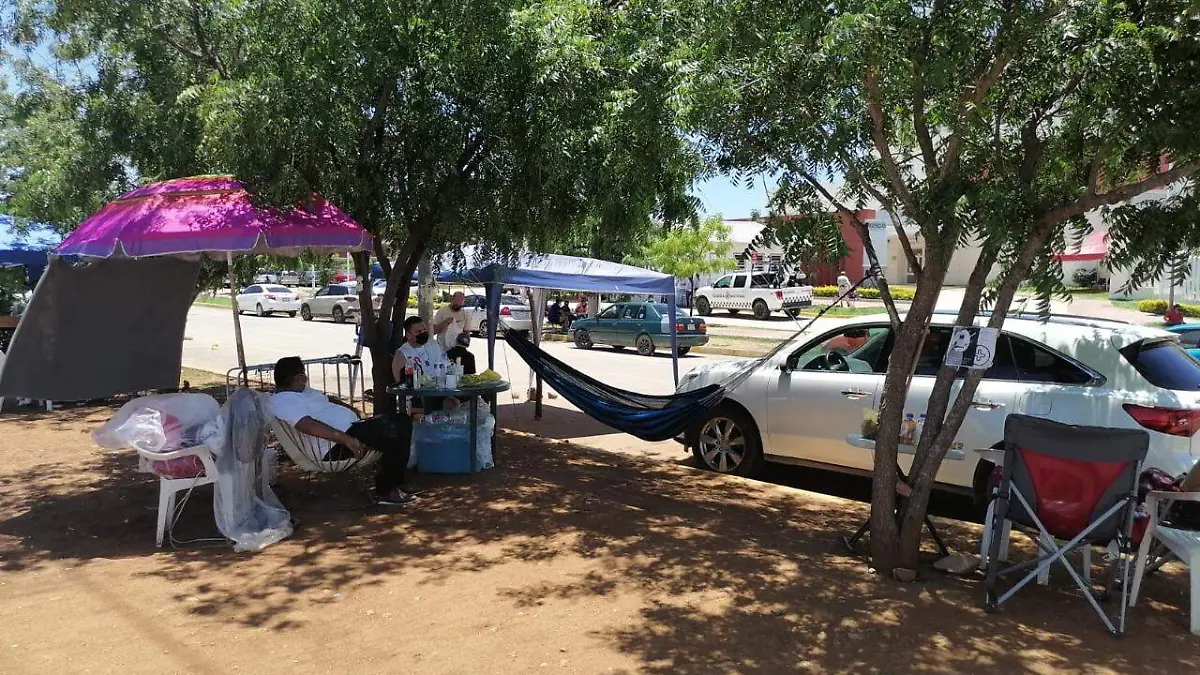 en-mazatlan-familiares-de-internos-en-el-hospital-civil-soportan-altas-temperaturas