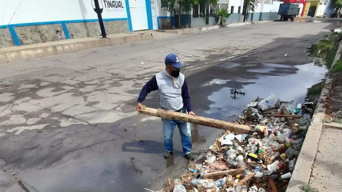 -Basura-y-alcantarillas-abiertas-