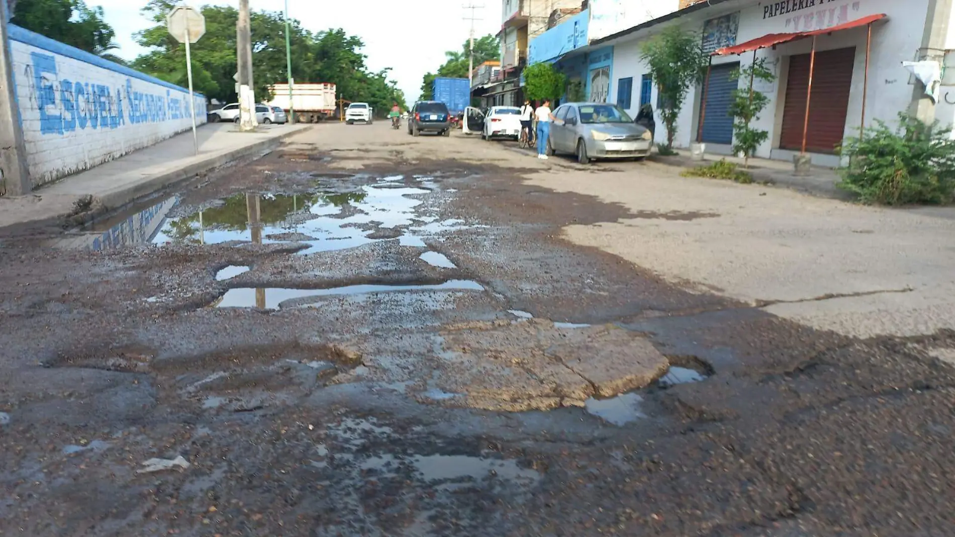 calle-en-zona-escolar-lena-de-baches