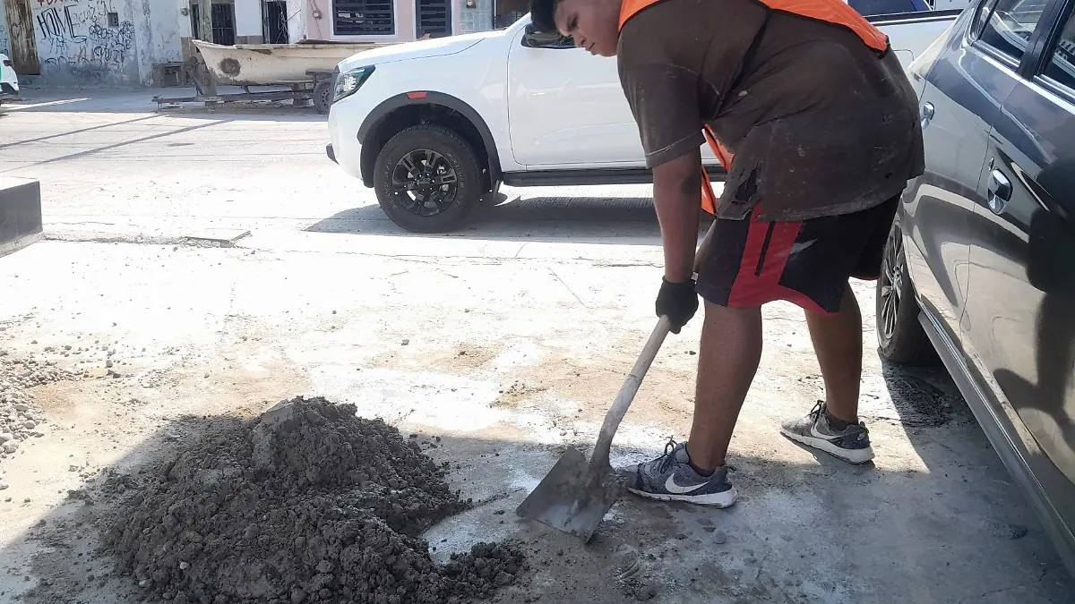 albañiles-toman-medidas-para-el-calor