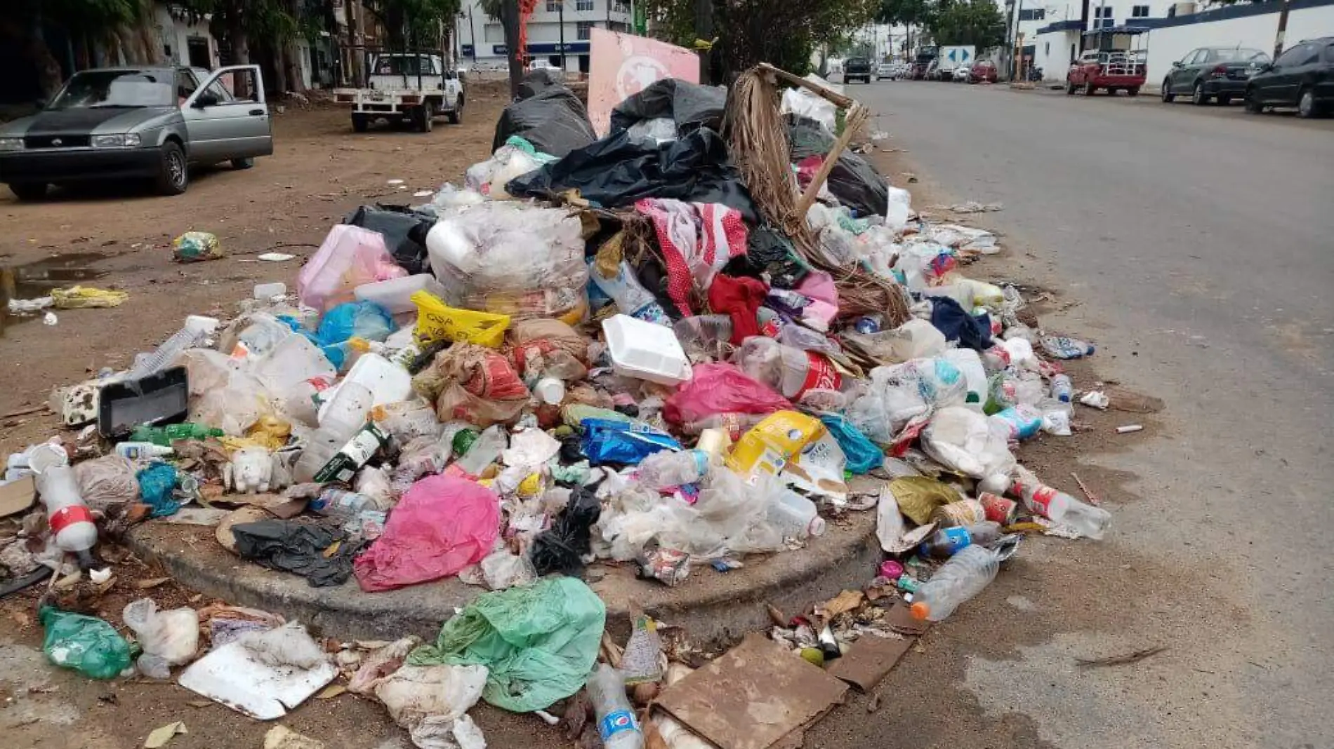 se-amontona-la-basura-en-remodelacion-de-la-avenida-barragan