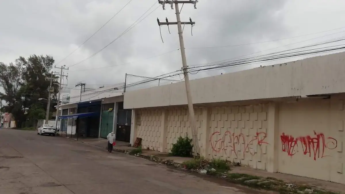 mazatlan-aguas-con-el-poste-que-se-cae