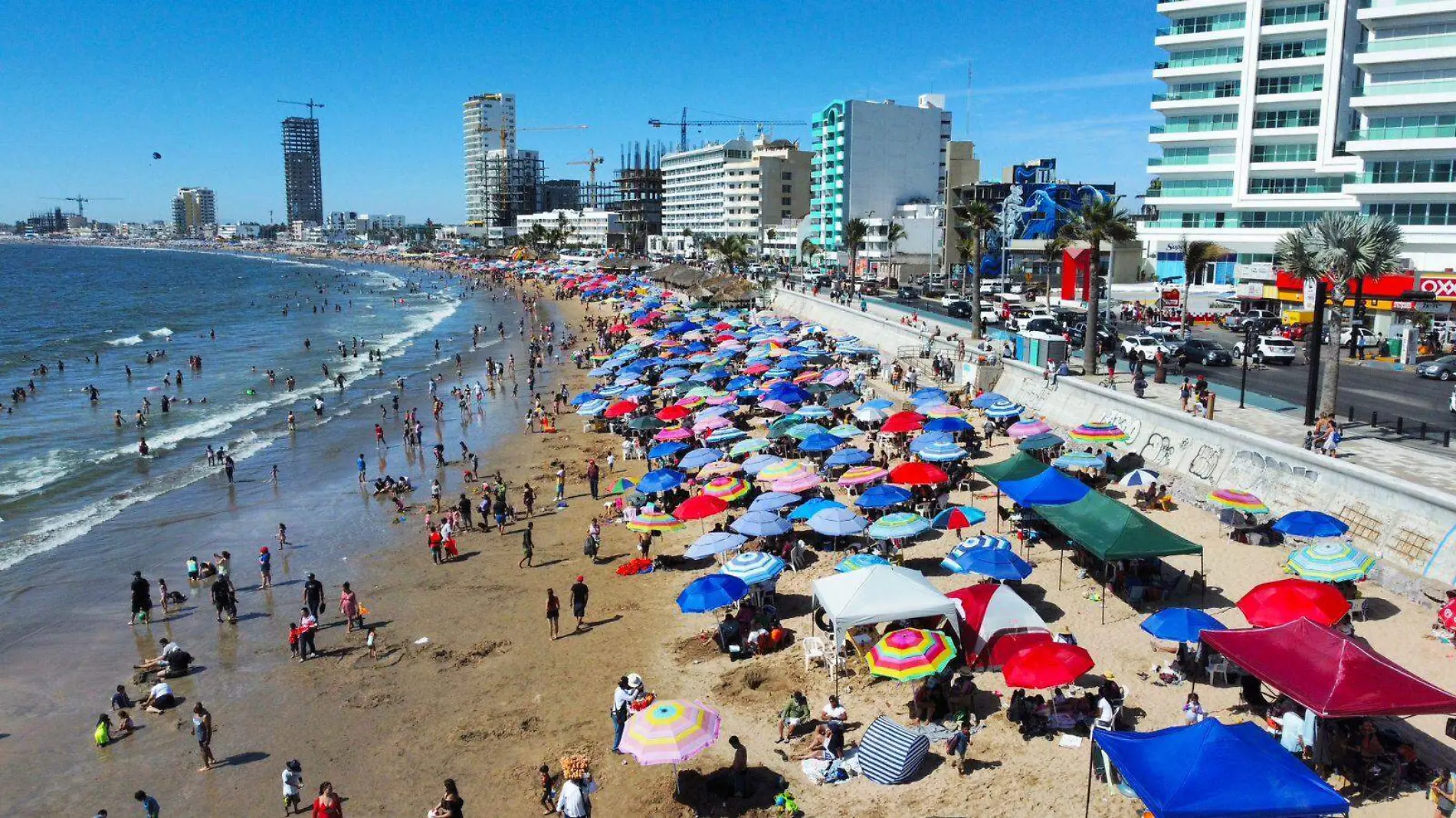 bañistas-abarrotaron-playas-de-mazatlan