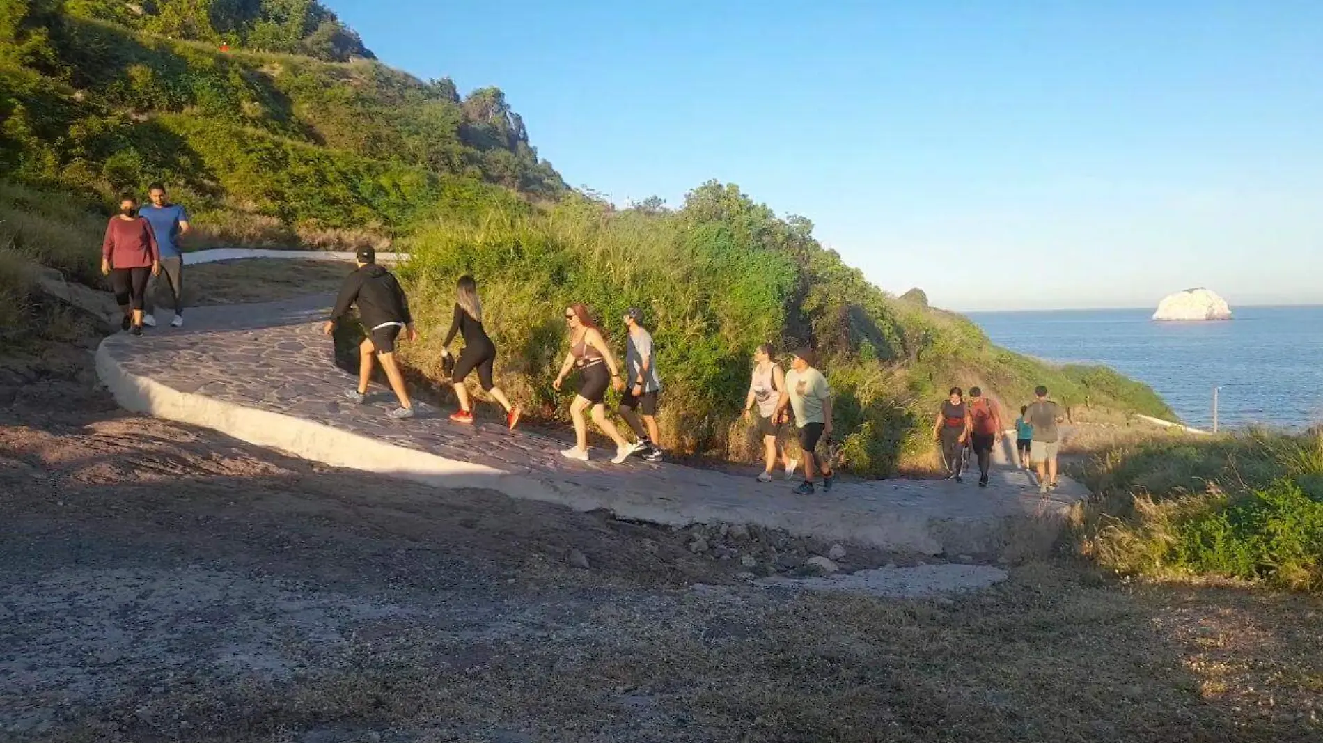 turistas-faro-mazatlán