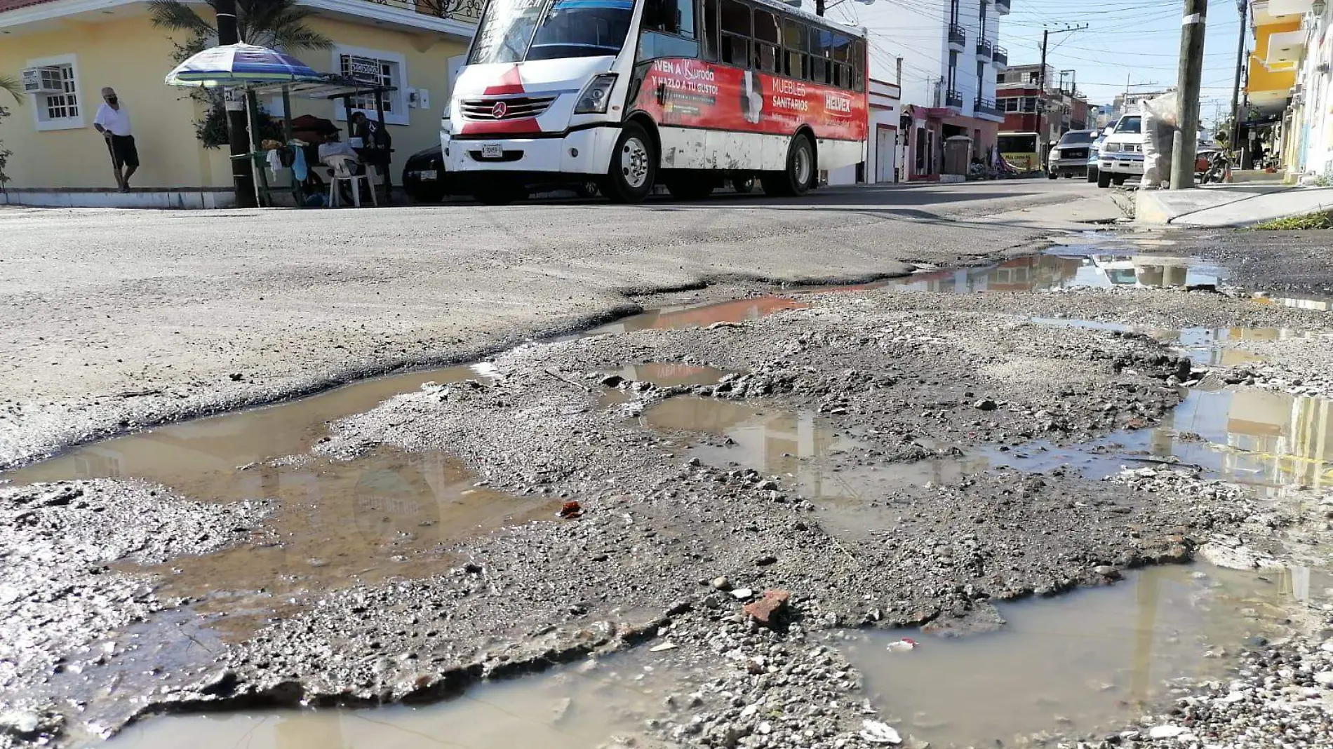 fugas-de-agua-y-drenaje-deterioran-las-calles-de-mazatlan