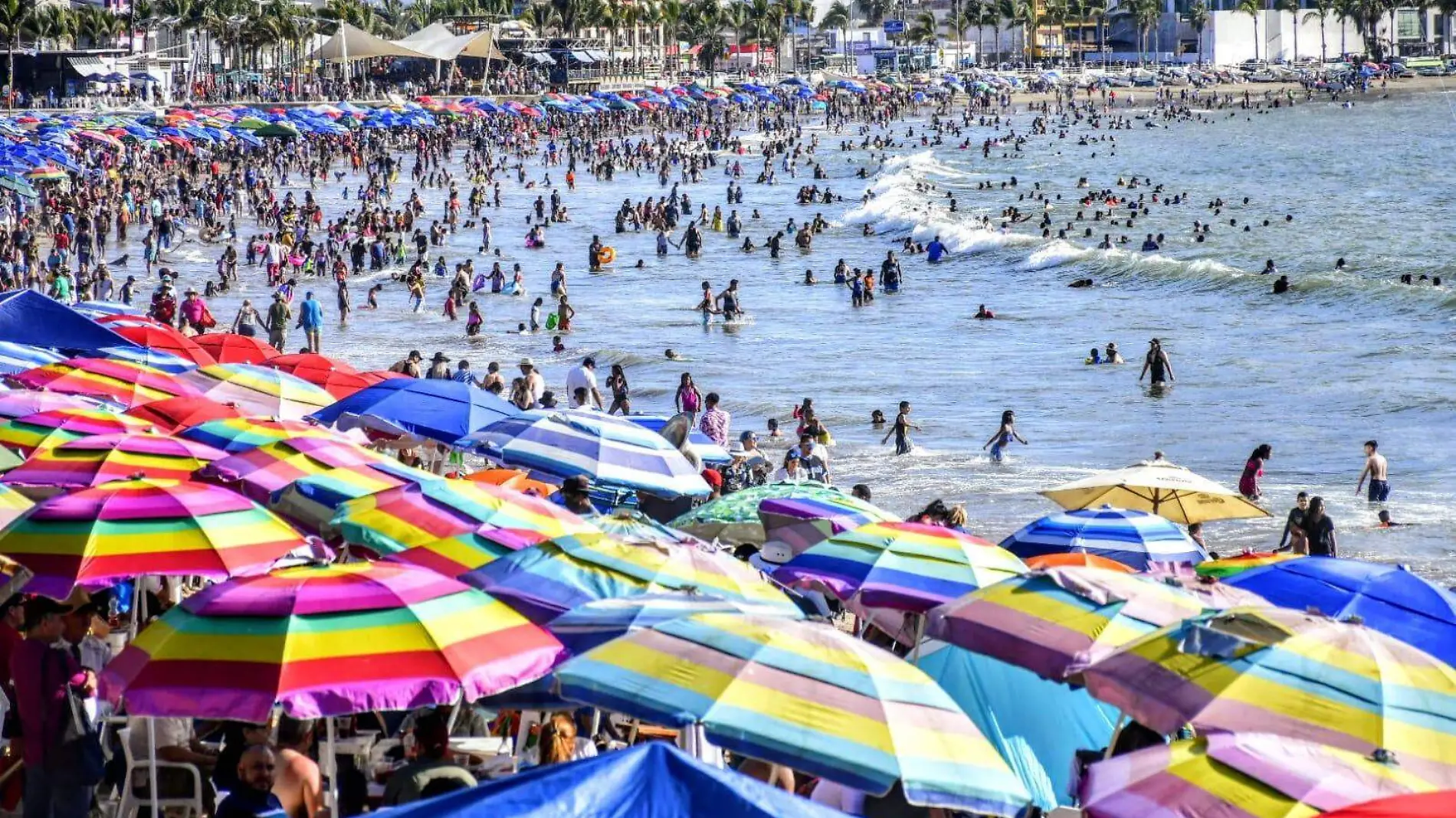 abarrotadas-playas-de-mazatlan-en-semana-santa