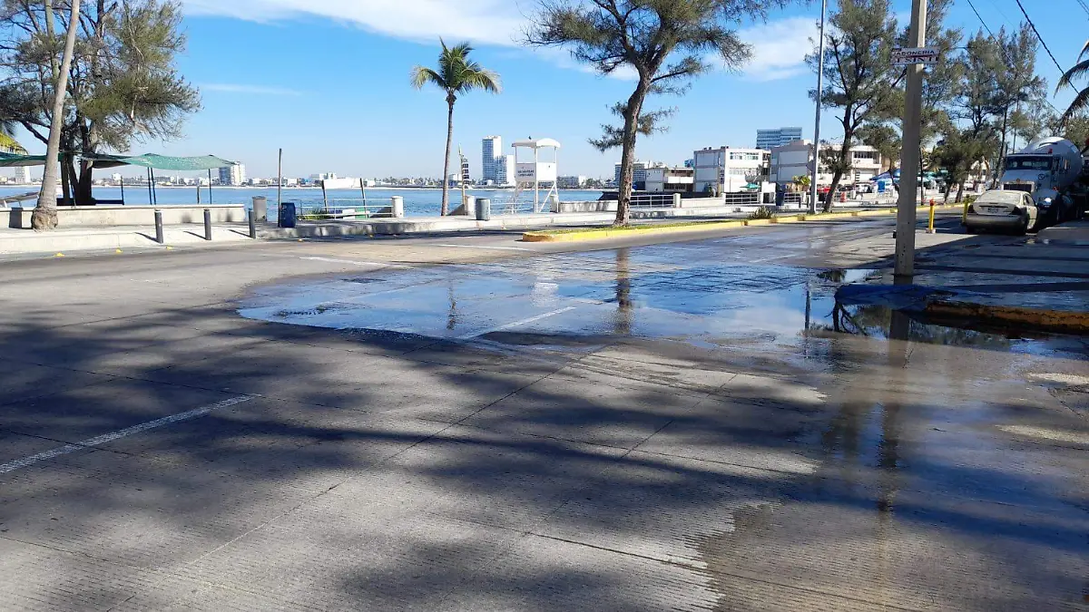 rebosa-alcantarilla-en-mazatlan