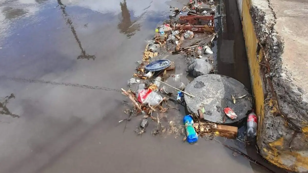 -Basura-y-alcantarillas-abiertas1- 