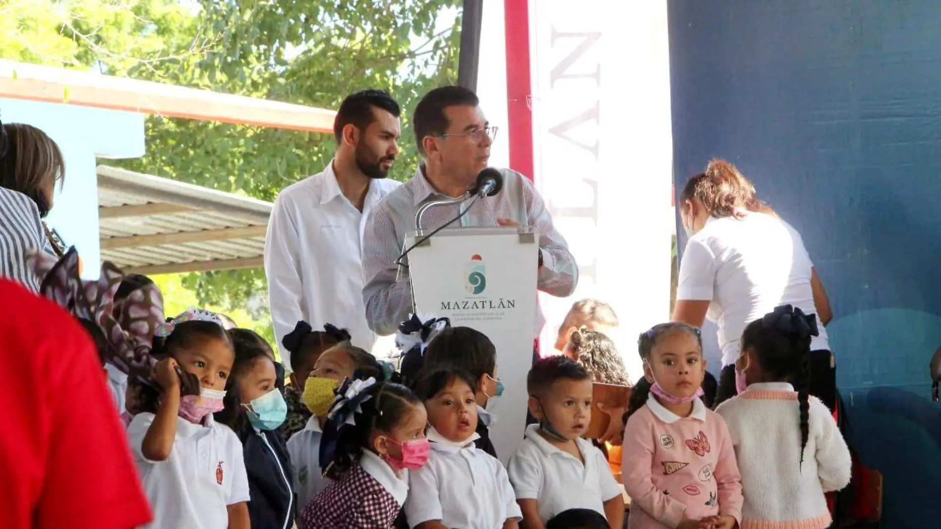 alcalde-de-mazatlan-se-compromete-a-estyabilizar-planteles-educativos