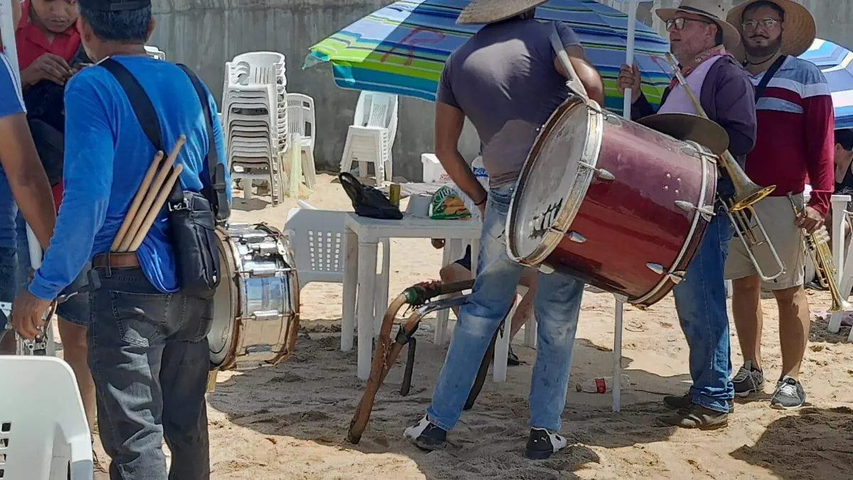 turistas-disfrutan-de-la-musica-a-la-orilla-del-mar-en-mazatlan