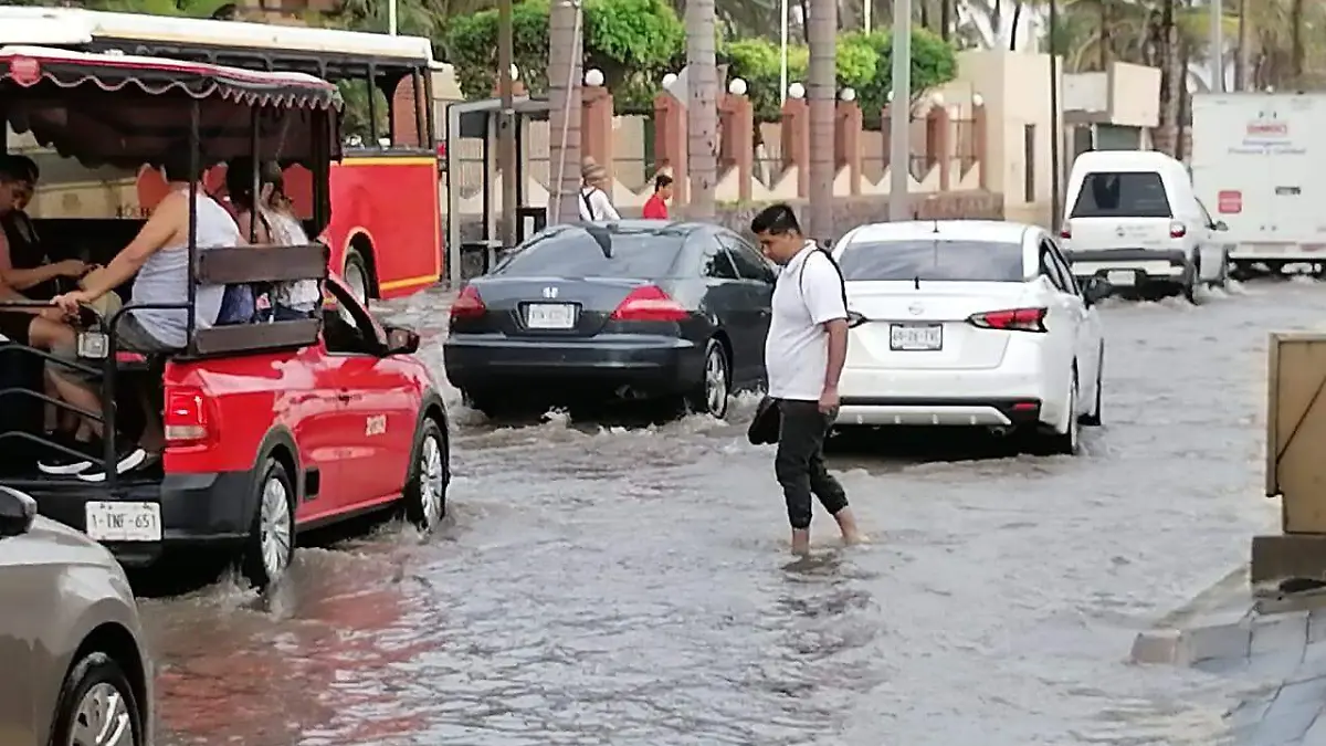 mazatlan-amanece-lluvioso-y-con-tormenta-electrica