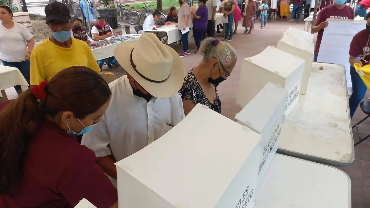 morenistas-abarrotan-casilla-para-la-elección-de-consejeros-en-escuinapa