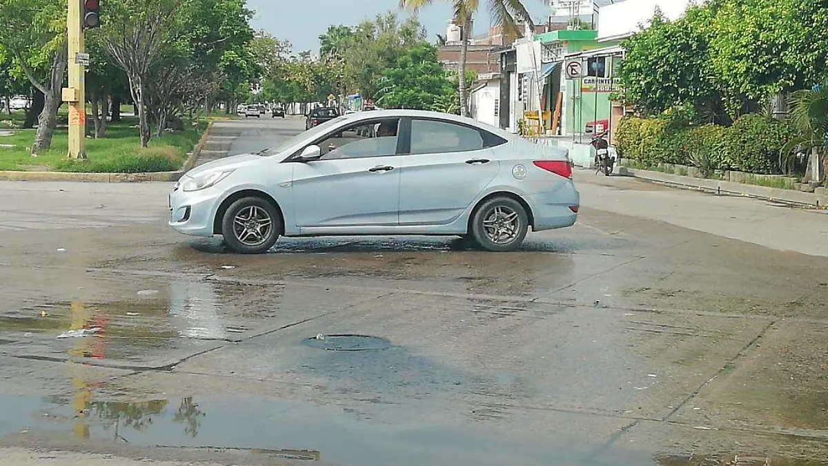 corren-aguas-negras-por-la-avenida-juan-pablo-ii-en-mazatlan